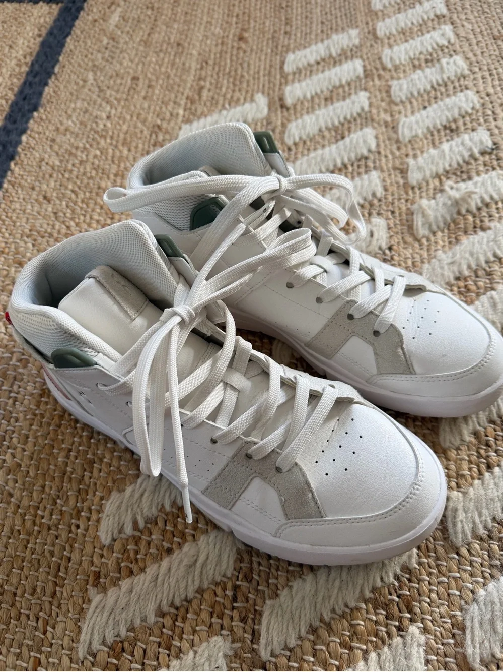 On Roger High Top shoe